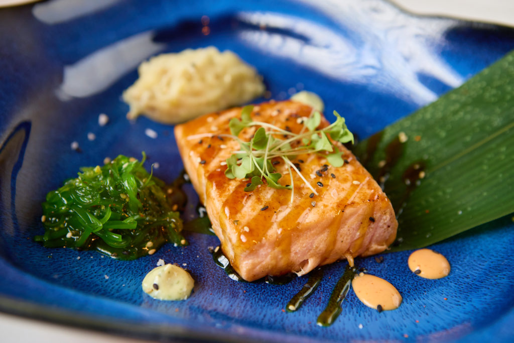 “Sake” Salmón a la brasa, teriyaki y goma wakame