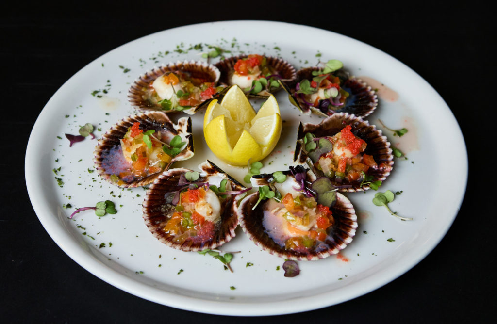 Zamburiñas a la plancha, sofrito, tobiko y aji amarillo