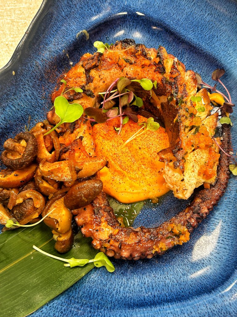 Pulpo a la brasa con puré de boniato y setas shiitake